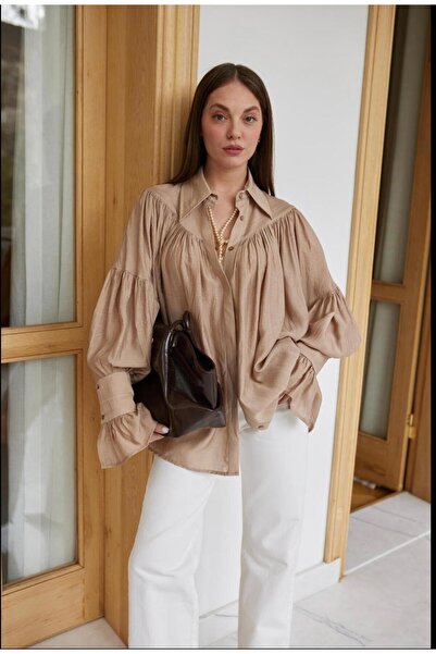 FEMMESTUDIO قميص نسائي بتفاصيل من فرو المنك وأكمام