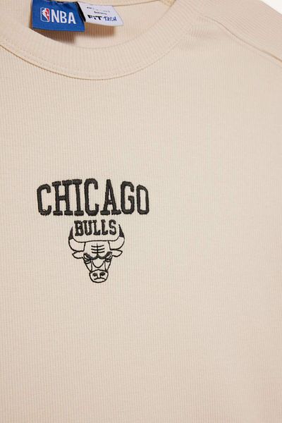 DeFacto Fit Nba Chicago Bulls Standard Fit Crew Neck Κέντημα με κοντομάνικο μπλουζάκι E3829ax25sm