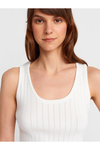 Dilvin 10759 Bluză de tricotaj ajurat cu nervuri-albă