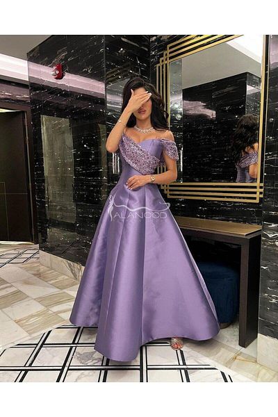 ALANOOD FASHION A distinctive mauve evening dress with a modern, shiny design.