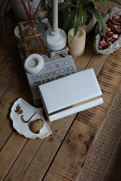 Moom Bag Γυναικεία τσάντα ώμου με λευκή λουστρίνι με λεπτομέρεια αλυσίδας