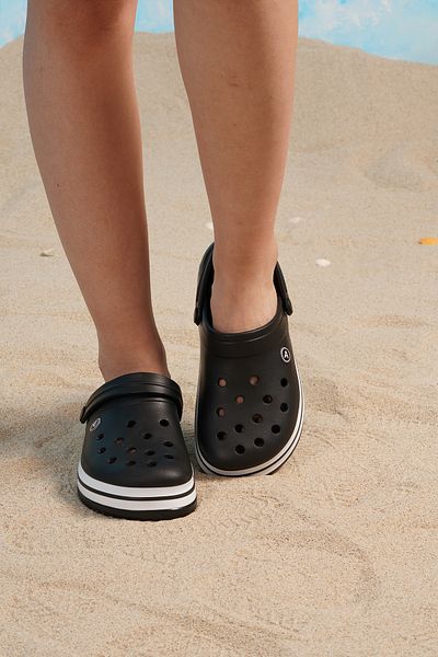 Beyond شبشب مغلق من الأمام باللون الأسود للجنسين مقاس 3 سم BYNDCROCS01