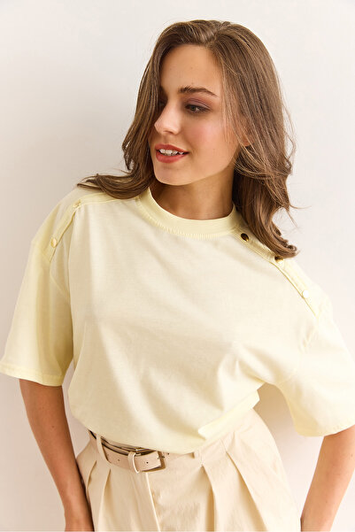Olalook Γυναικείο ανοιχτό κίτρινο βαμβακερό μπλουζάκι με χρυσό κουμπί TSH-19000763