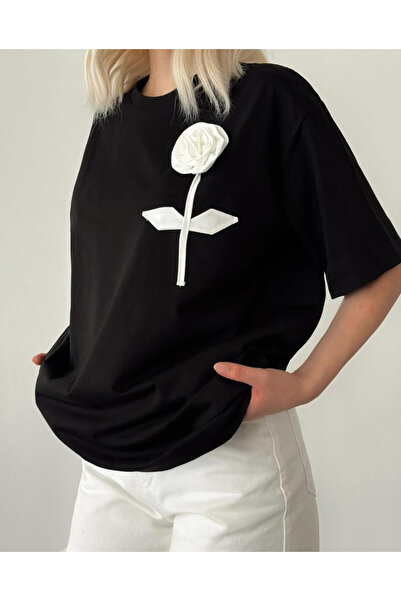 By Caspita Fashion Lenithra Beyaz Gül Detaylı İşlemeli Kadın Siyah Oversize T-shirt Günlük & Şık Kombin
