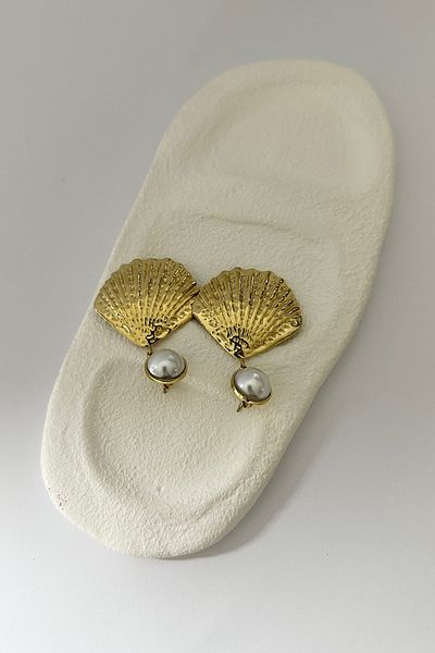 DELEIZA ACCESSORY Steel Gold Seashell Pearl Detailed Earrings
