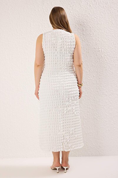 Trendyol Curve Λευκό μονόχρωμο φόρεμα με υφή σε γραμμή Α/καμπάνα με λαιμόκοψη με υφή TBBSS25AH00238
