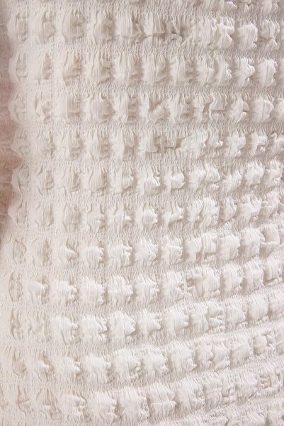 Trendyol Curve Λευκό μονόχρωμο φόρεμα με υφή σε γραμμή Α/καμπάνα με λαιμόκοψη με υφή TBBSS25AH00238