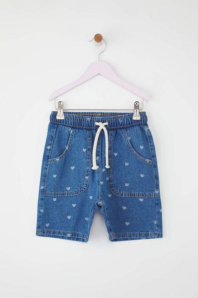TRENDYOLKIDS Pantaloni scurți din denim elastic cu imprimeu inimă pentru fete albastre 100% bumbac TKDSS25SR00029