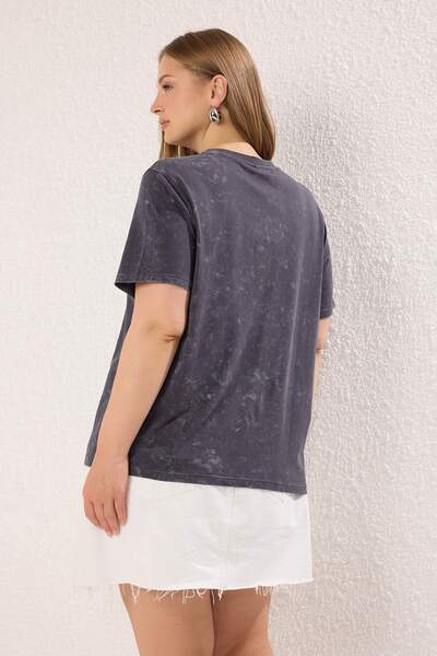Trendyol Curve Ανθρακί 100% βαμβακερό μπλουζάκι Boyfriend/Wide Fit με εφέ Fade