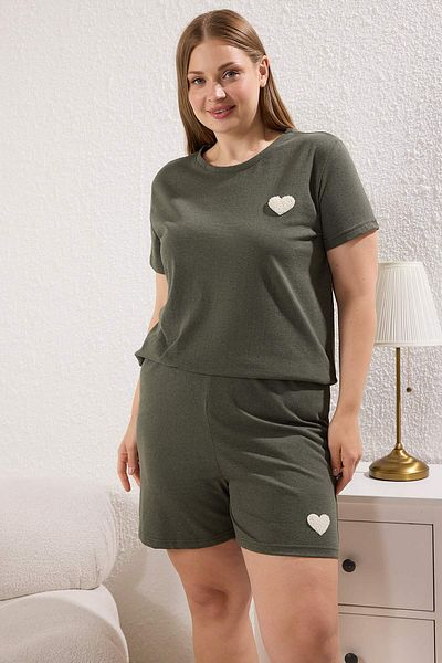 Trendyol Curve Khakifarbenes gestricktes Pyjama-Set mit Herz-Patch TBBSS25AI00005