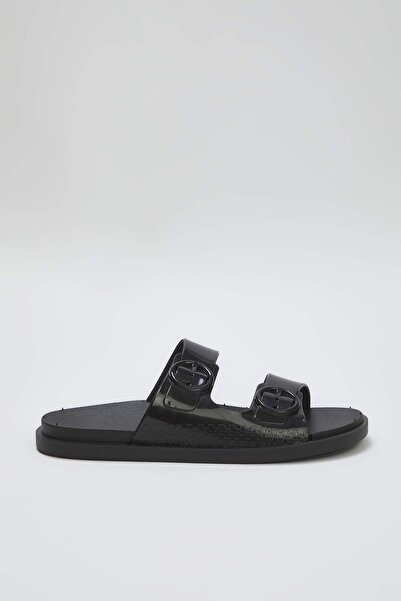 TRENDYOL SHOES Černé dámské pantofle s dvojitým páskem a přezkou TAKSS25TE00060