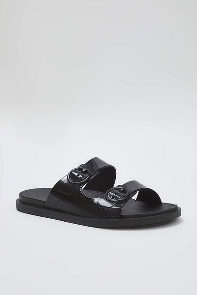 TRENDYOL SHOES Černé dámské pantofle s dvojitým páskem a přezkou TAKSS25TE00060