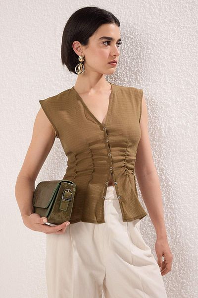 Trendyol Collection Χακί διαφανές κουμπωτά Εφαρμοσμένη αμάνικη υφαντή μπλούζα TWOSS25BZ00554