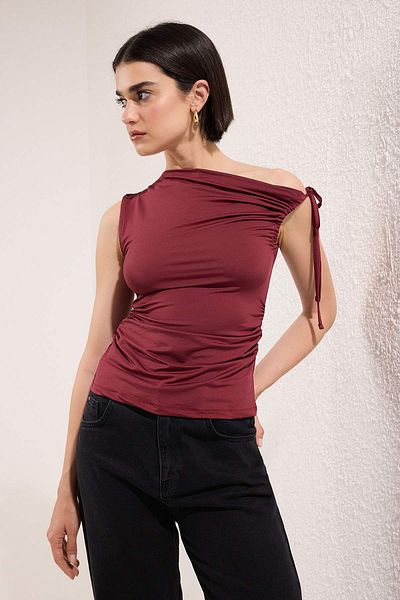 Trendyol Collection Burgundy Fi̇tted Sleeveless Stretchy Knitted Blouse with Tie-Up and Gather Detail Twoss25Bz00549