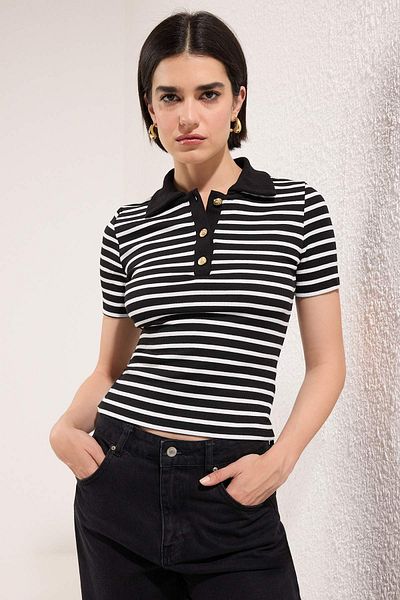 Trendyol Collection Czarna, dopasowana, elastyczna, dzianinowa bluzka w paski TWOSS25BZ00544