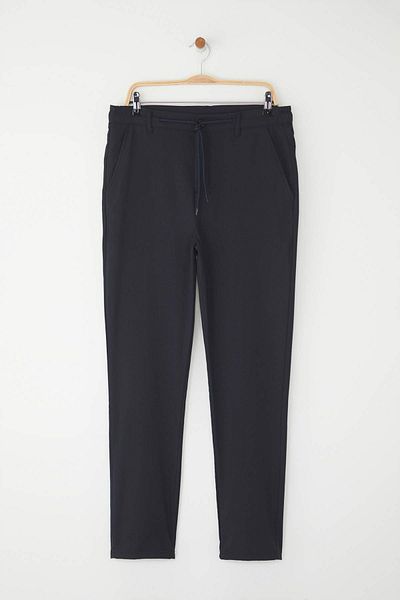 Trendyol Collection Marineblaue Slim-Fit-Hose mit elastischem Stoff und Schnürung an der Taille TMNAW25PL00027