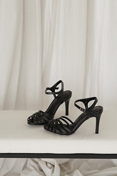 Meral Özgenç Kafes Model Topuklu Ayakkabı