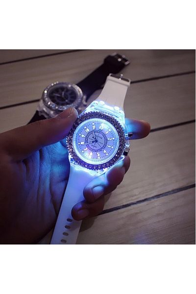 MNMYSTYLE Ceas activ LED - 7 jocuri de lumină colorate - 4 moduri de bliț - Ceas MyStyle Fashion Crystal Classic
