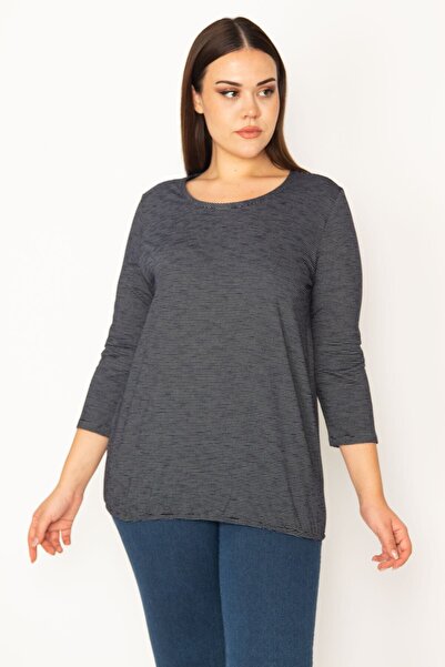 Şans Γυναικεία μπλούζα με λεπτή ριγέ Navy Μπλε μεγάλου μεγέθους με ελαστικό στρίφωμα λεπτομέρεια 65n31013