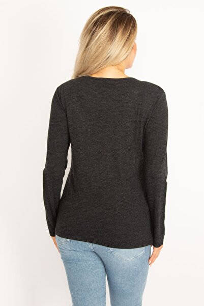 Şans Жіночий великий розмір, димчастого кольору, з деталями з каменями, з фігуркою метелика, з коміром-велосипедом, туніка 65n30627