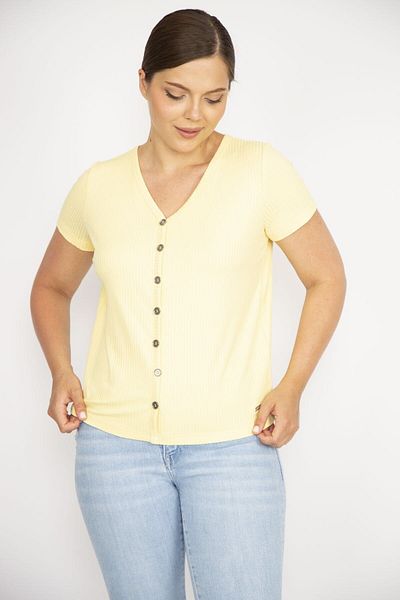 Şans Women's Yellow Plus Size V-neck Front Ornamental Buttoned Camisole Fabric Short Sleeve Blouse 65n36550