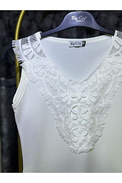 Akasya Ön Kısım Dantel Detaylı V Yaka Sıfır Kol Bluz