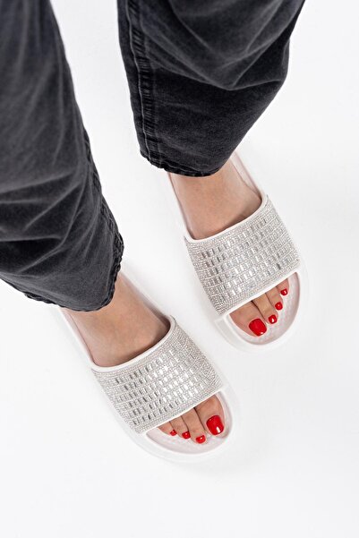 TOCCY شبشب نسائي صيفي أنيق بتفاصيل حجر أبيض