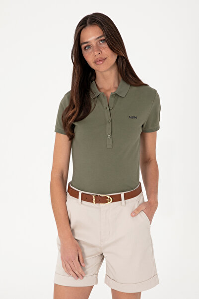 U.S. Polo Assn. تي شيرت نسائي بياقة بولو أساسية باللون الكاكي الداكن 50305764...