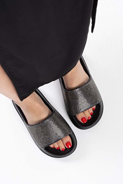 TOCCY شبشب نسائي صيفي أسود أنيق بتفاصيل حجرية