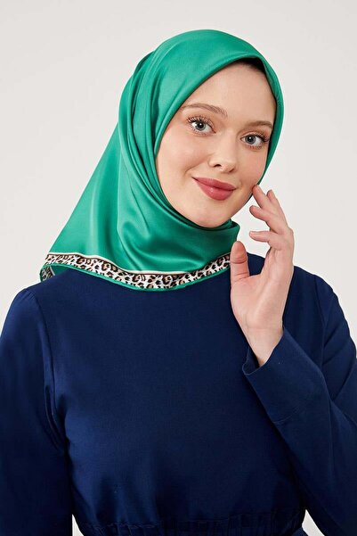 Levidor Green Edge Leopard Pattern Twill Digital Scarf