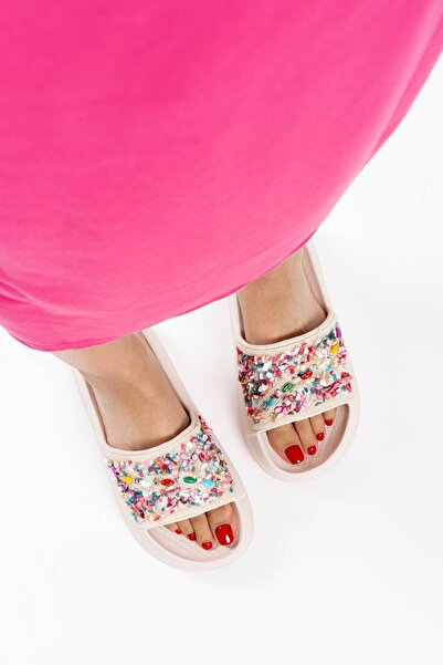 TOCCY شبشب نسائي صيفي أنيق بتفاصيل حجر بيج