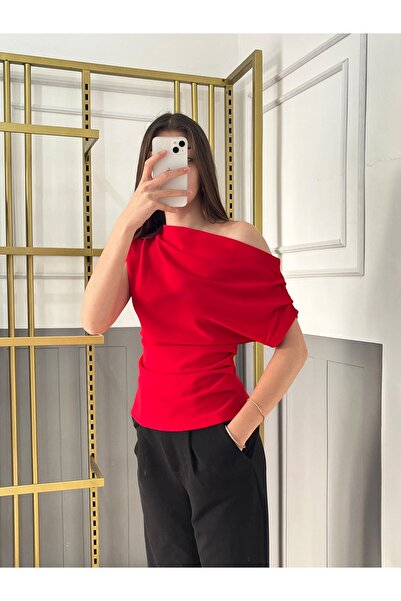 peri tower Bluză din țesătură creponată tricotată cu decolteu asimetric, cu detaliu drapat/încâlcit