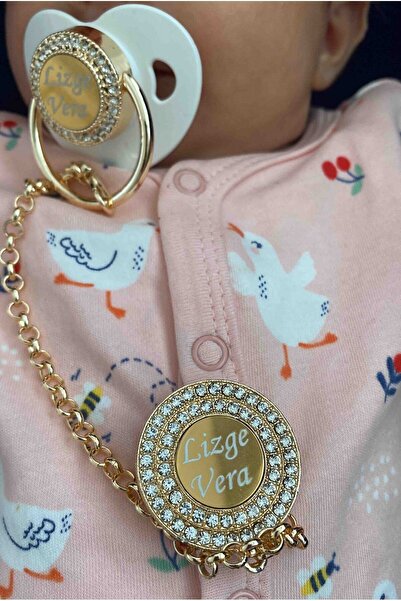 Serap Yılmaz Sahi Isimli Kristal Taşlı Beyaz Silikon Bebek Emzik ve Zincir Seti (0-6 Ay) - TYSYSH0107