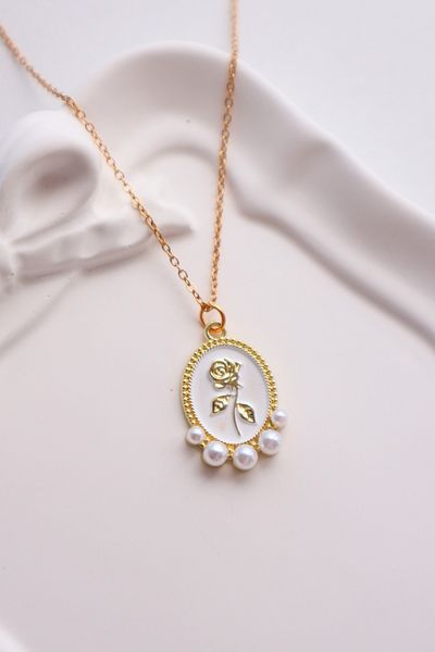 EFBUTİK White Y2K Pearly Tulip Imported Necklace with Gold Color Chain
