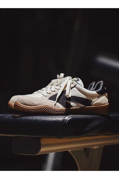 Lost Laces The 01 Sneaker