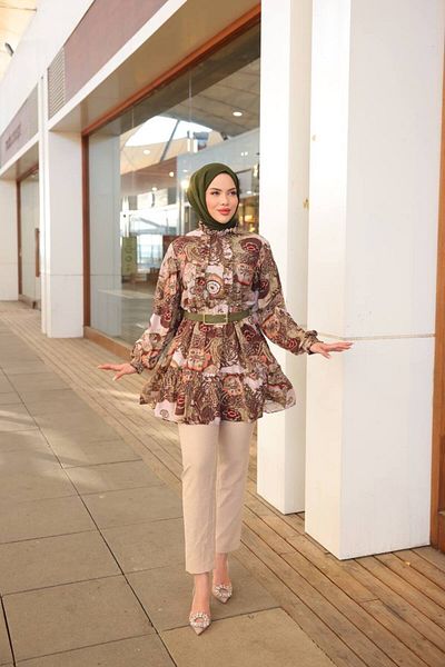 QUAWEAR Ruffled Collar Leather Belt Elastic Sleeve Shirt Tunic