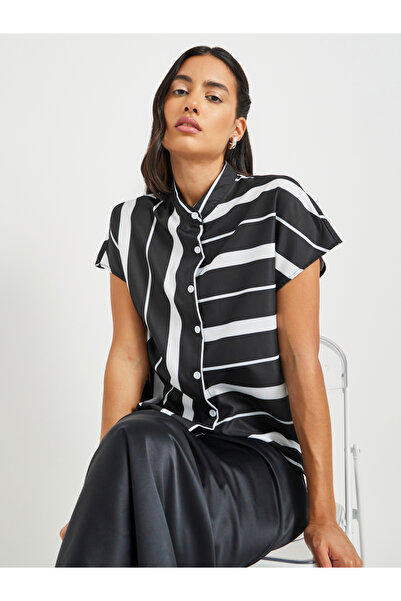 Styli بلوزة مخططة بأكمام قصيرة وياقة قائمة وأزرار