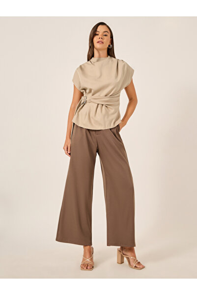 Styli بلوزة بدون أكمام وياقة عالية مع تفاصيل حزام