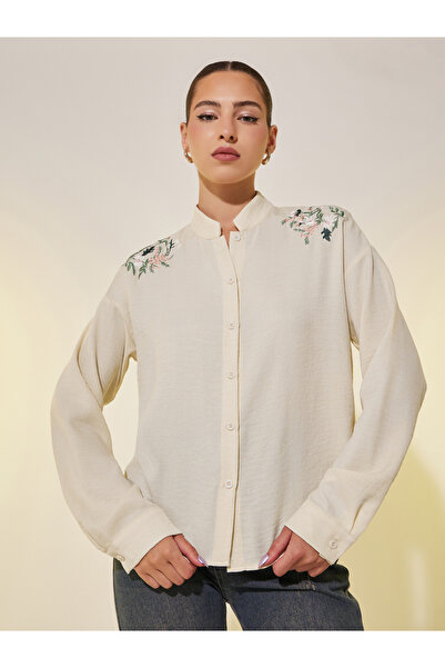 Styli قميص بقصّة عادية وأكمام طويلة ومطرّز بتفاصيل مطرزة