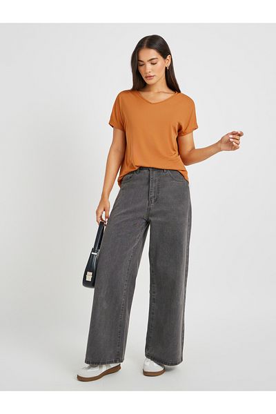 Styli Solid Regular Fit V-Neck T-Shirt