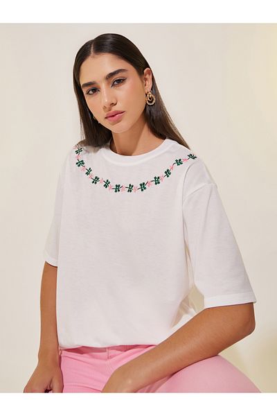 Styli Floral Embroidery Detail Short Sleeves T-Shirt