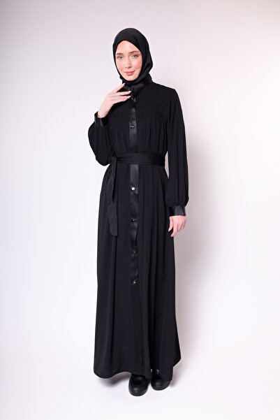 HARİKA WEAR Saten Şerit Detaylı Düğmeli Siyah Uzun Abaya - Şık ve Zarif Tasarım