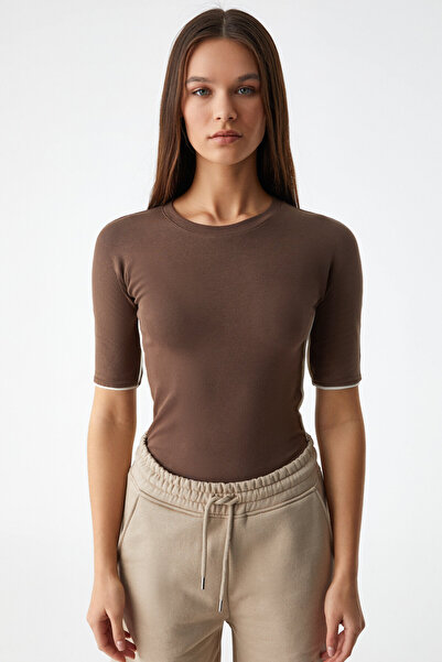 GRIMELANGE Mogsus Γυναικεία Slim Slim Crew λαιμόκοψη κοντό μανίκι καφέ μπλούζα