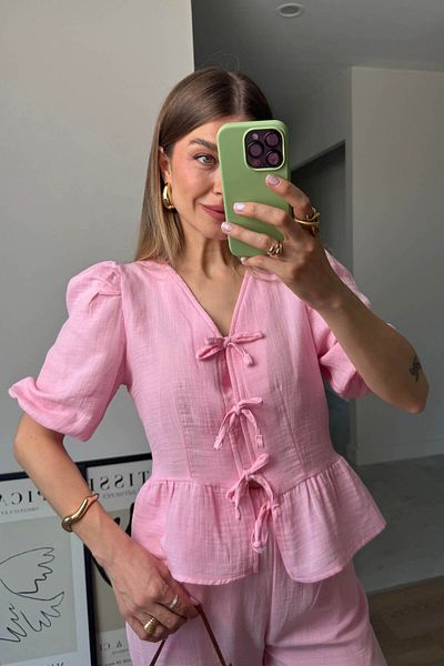 Sue Store بلوزة بأربطة باللون الوردي الفاتح وبنطلون موسلين واسع الساق