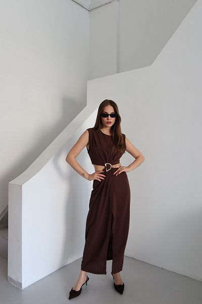 Laluvia Rochie maro cu cataramă în față și decolteu lateral - 8190