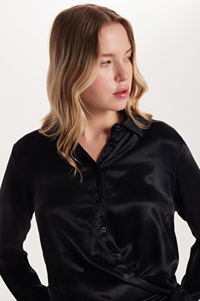 Tudors Kadın Slim Fit Dar Kesim Uzun Kollu Klasik Yaka Bağlama Detaylı Siyah Saten Gömlek