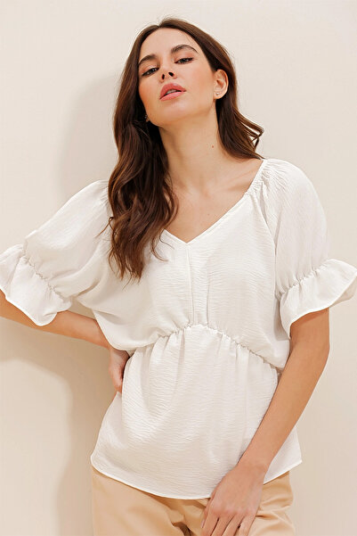 VAGGON Women's White V-Neck Flared Sleeves Aerobin Blouse Vgn230003