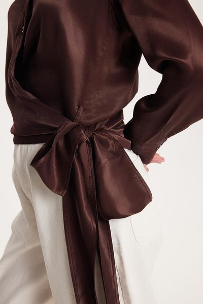 Tudors Cămașă de damă, slim fit, cu mânecă lungă, cu guler clasic, din satin maro, cu detaliu de legare