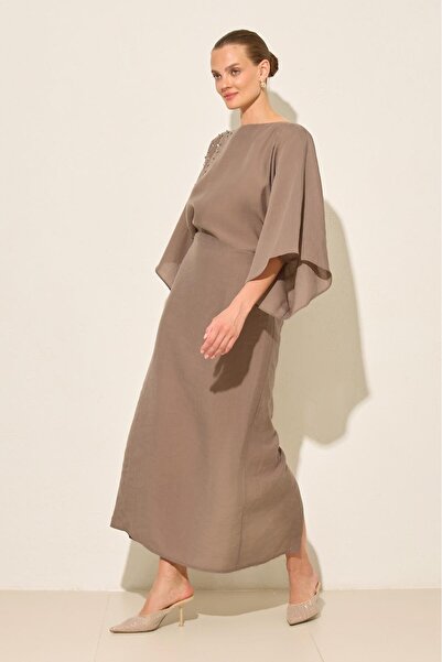 Setre Ανοιχτό καφέ φόρεμα με λεπτή εφαρμογή, λεπτομέρεια από πέτρα στον ώμο, με λουράκι στη μέση, μήκους μίντι, μακρυμάνικο