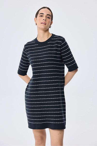 Peraluna Faye, rochie mini tricotaje de vară cu dungi - DUNĂ NEGRĂ/ALBĂ